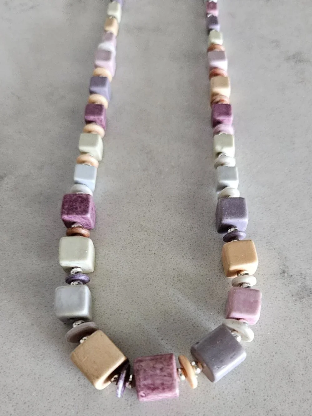 RARE & VINTAGE NECKLACE W/ CUBES & DISKS IN MUTED TONES OF ROSE, PLUM, TAN, GRAY